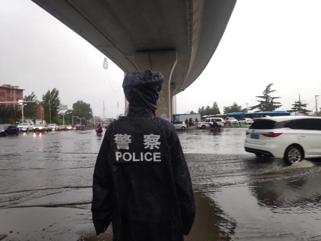 致敬!暴雨中的每一位警察蜀黍.您那抹屹立雨中的背影,今天格外坚挺!