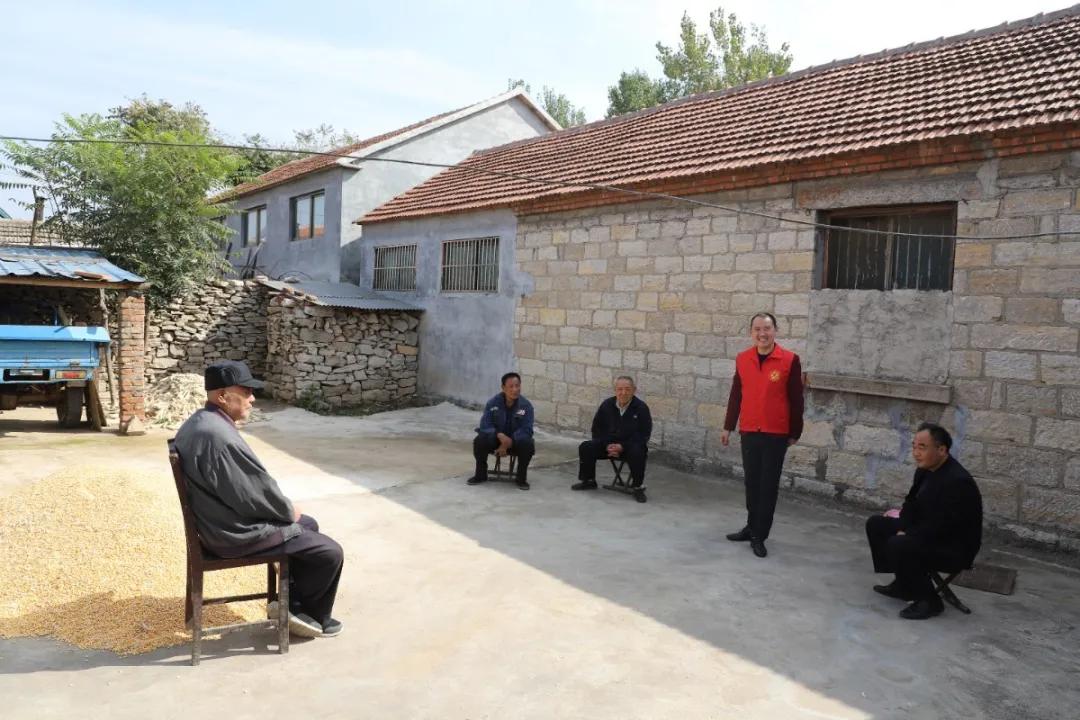邹城市郭里镇:健康义诊暖心田,文艺服务送欢乐